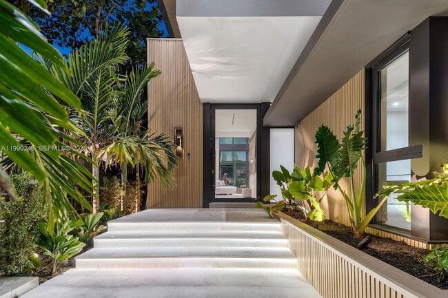 Building Photo - 641 Flamingo Dr