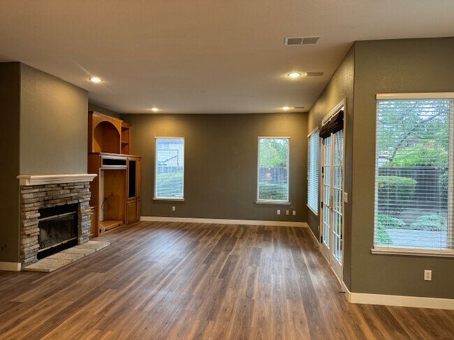 Building Photo - Gorgeous 5 bedroom + office, 4.5 bath Alam...