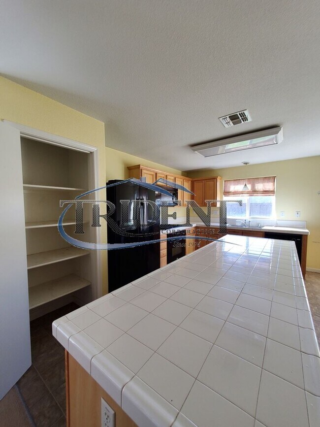 Building Photo - 3 bedroom bath near schools and parks