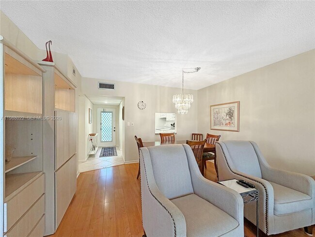 Building Photo - 1030 Country Club Dr