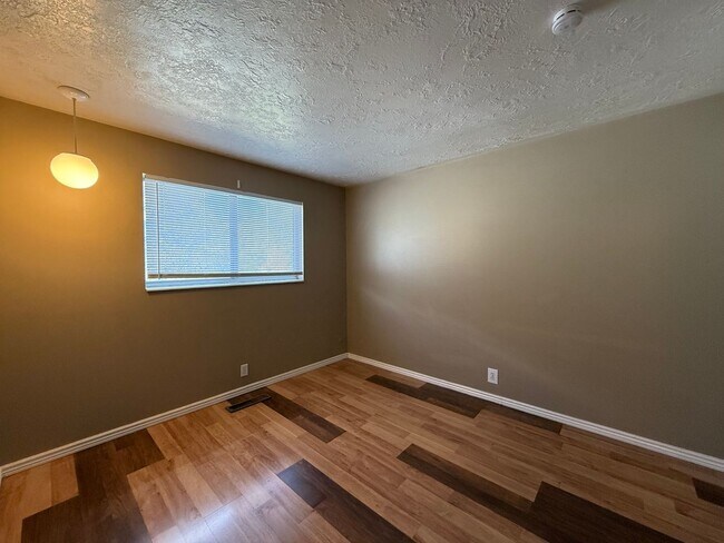 Building Photo - Forest Apartments