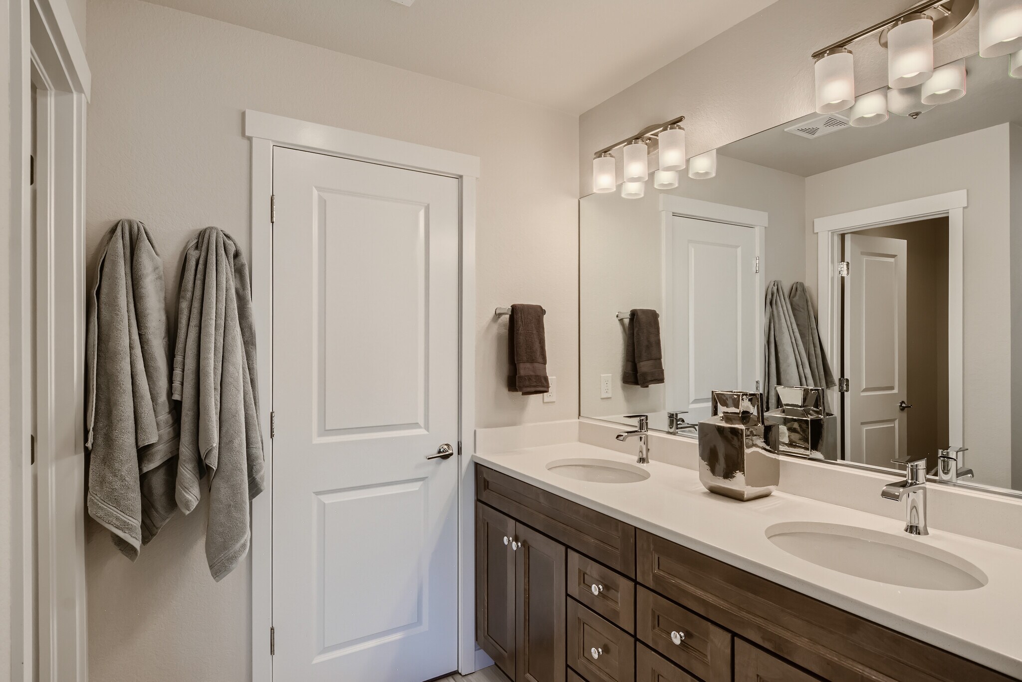 Building Photo - 6703 Lily Mountain Ln