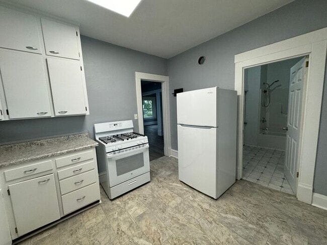 Building Photo - 3 bedroom home in Dowagiac