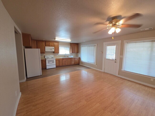 Building Photo - Peaceful 2 bedroom home
