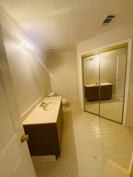 Building Photo - 1116 Hunter's Lake Dr