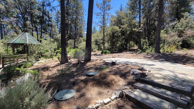 Building Photo - Spacious 6 Bedroom 5 Bathroom Within Walki...