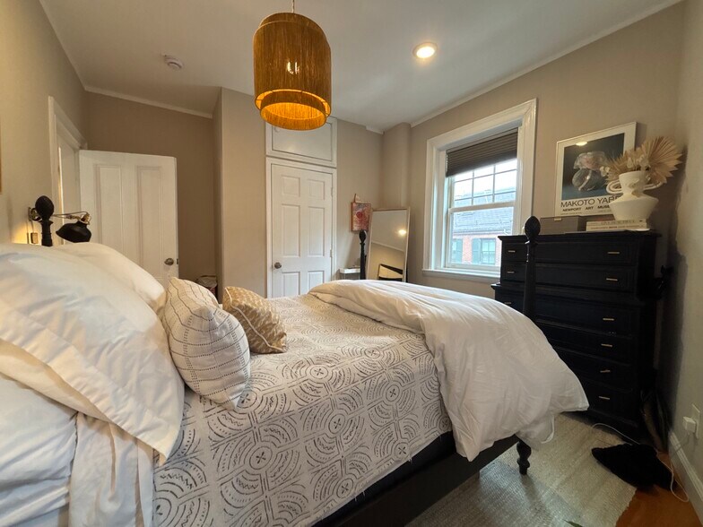 Building Photo - 92 Pinckney St