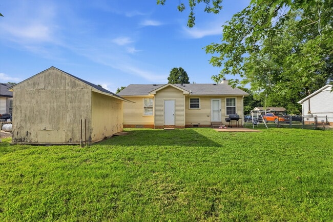 Building Photo - 688 Debbie Dr