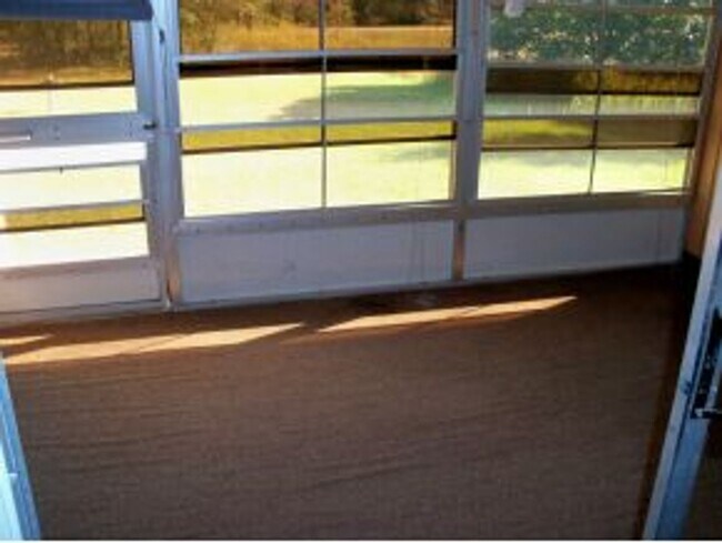 Building Photo - Spacious 3BR/2BA Home in Rainbow Acres – L...
