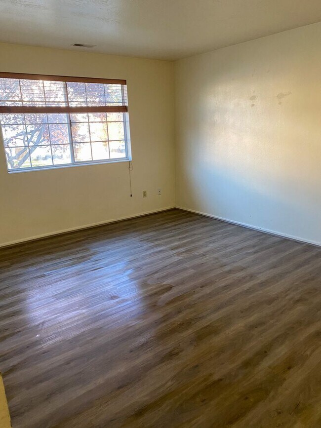 Building Photo - Cozy 2 Bedroom Apartment