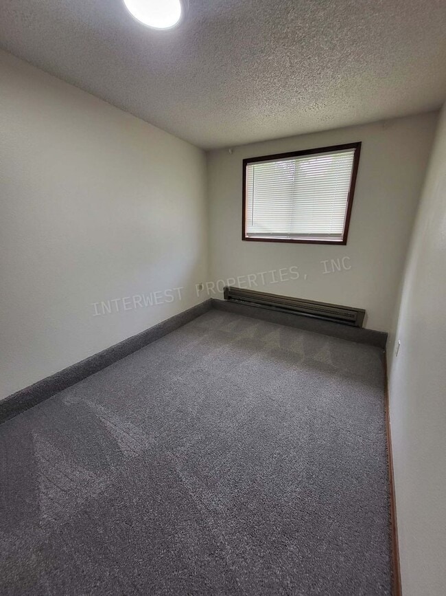 Building Photo - 3 Bd 1.5 ba Ranch Style Home in NE PDX With Washer/Dryer Hook-ups, Fenced Backyard & 2 Car Garage!