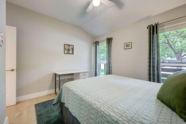 Building Photo - 2500 Pinewood Terrace