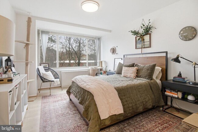 Building Photo - 1210 N Taft St