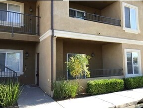 Building Photo - Spacious 2 bedroom 2 bath ground floor uni...