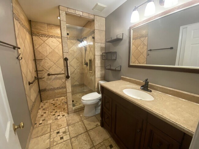 Building Photo - Move-in Ready!