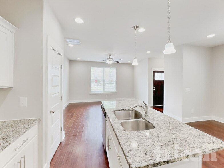 Building Photo - 1326 Sula Dr
