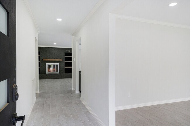 Building Photo - 10818 Hillcroft Ave