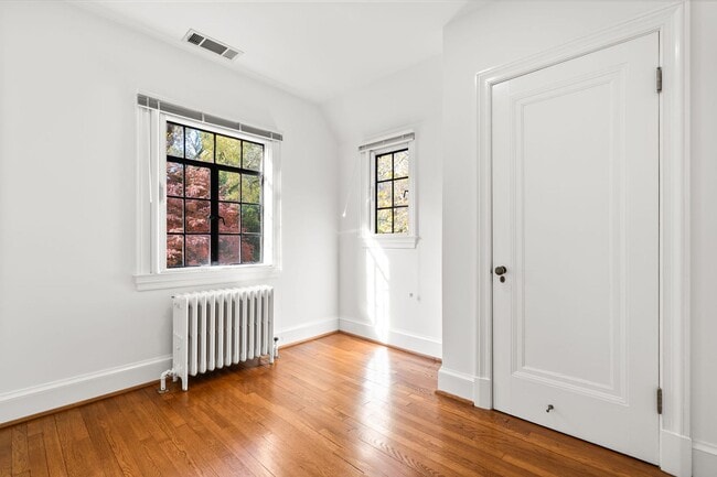 Building Photo - 3 Bed 2.5 Bath - Chevy Chase Colonial - Mo...