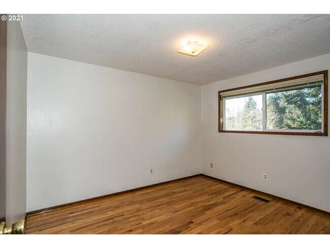 Building Photo - Beautiful 6 Bedroom Home in West Linn's Sunset Neighborhood with Huge Daylight Basement, Large Pr...