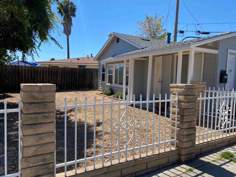 Fully fenced front yard - 7610 Lansing Dr