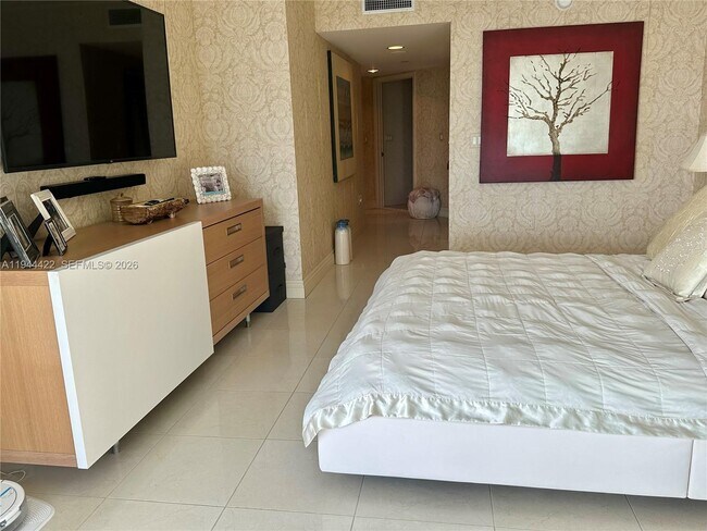 Building Photo - 16500 Collins Ave