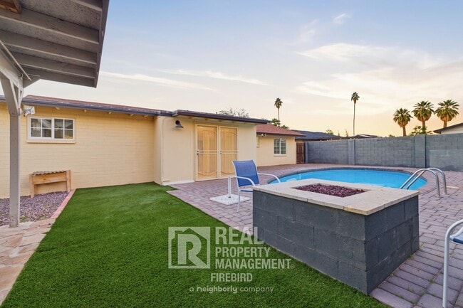 Building Photo - 1901 N 48th Pl