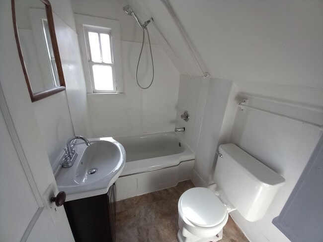 Building Photo - $650 - 1 Bedroom 1 Bath Apartment - Heart of the City