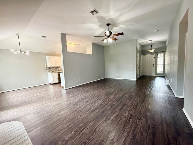 Building Photo - 2808 E Lake Dr