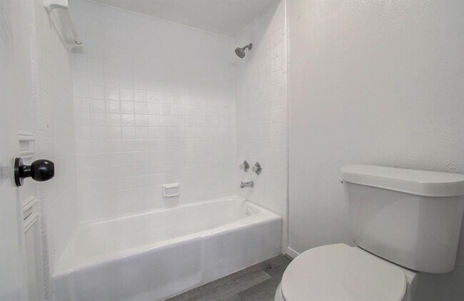 Building Photo - 808 Stone Mountain Dr