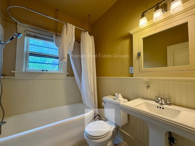 Building Photo - 429 E San Rafael St