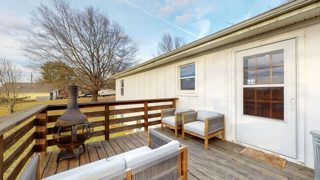 Building Photo - Stunning home situated on over 1 acre in North Thompson’s Station!