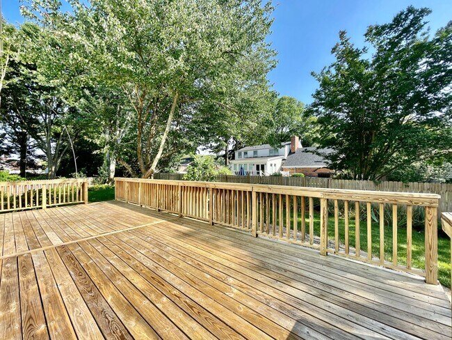 Building Photo - Available NOW! A 4-6 Bedroom Home! Attache...