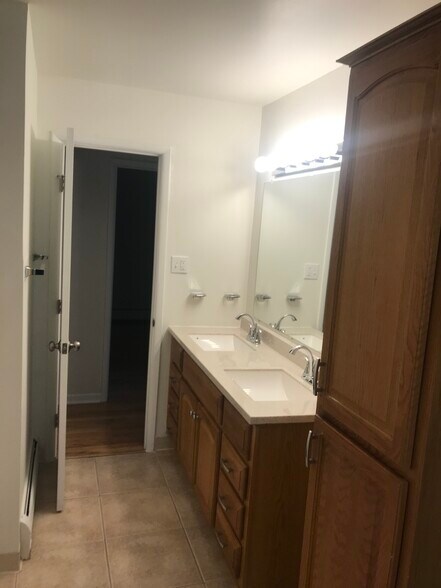 Main bathroom - 3555 S Downing St