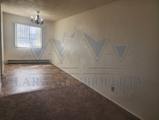 Building Photo - 2 Bed 1 1/2 Bath Townhouse Style Apartment