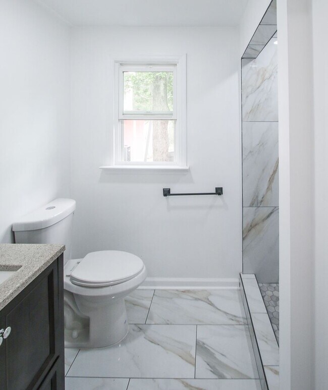 Building Photo - Spacious 4 Bedroom, 2.5 Bath Home in Savan...