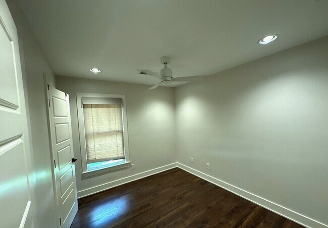 Building Photo - Gorgeous 3 Bedroom Cottage Style Home