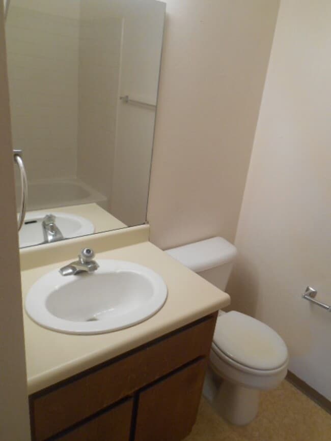 Building Photo - 2 Bed/2 Bath Condo w/Detached 1 Car Garage...