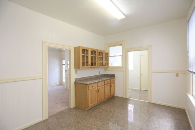 Building Photo - Full Flat with Carpet Floors, Ornamental F...