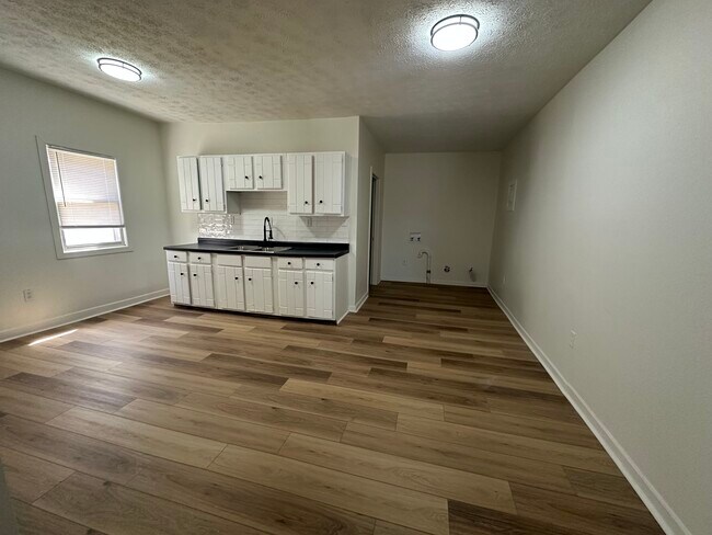 Building Photo - 219 Huston St