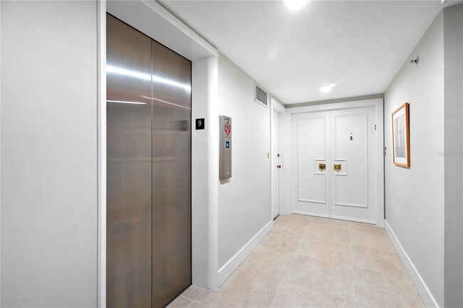 Building Photo - 601 Longboat Club Rd