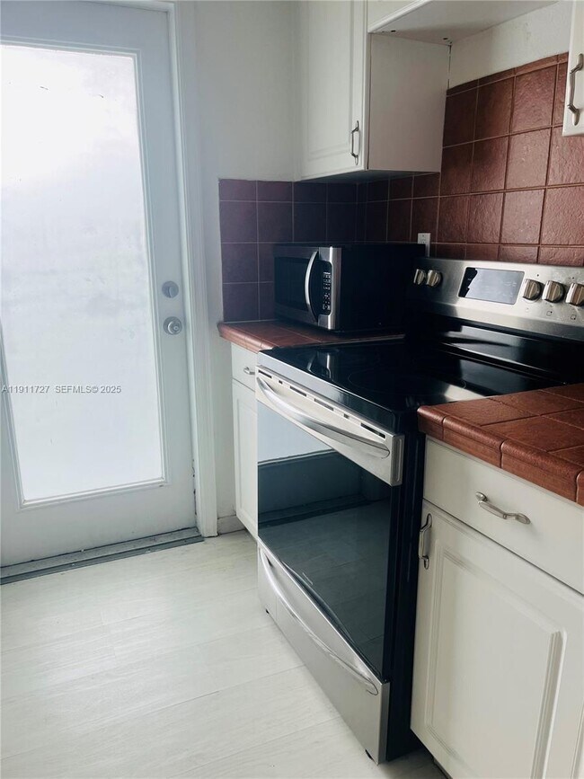 Building Photo - 7725 Carlyle Ave