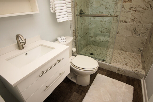 Building Photo - 596 L'Ombre Ct NE