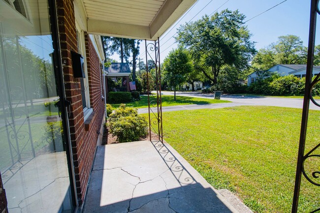 Building Photo - Charming 2-Bedroom Duplex in Rosewood – Available July 2026!