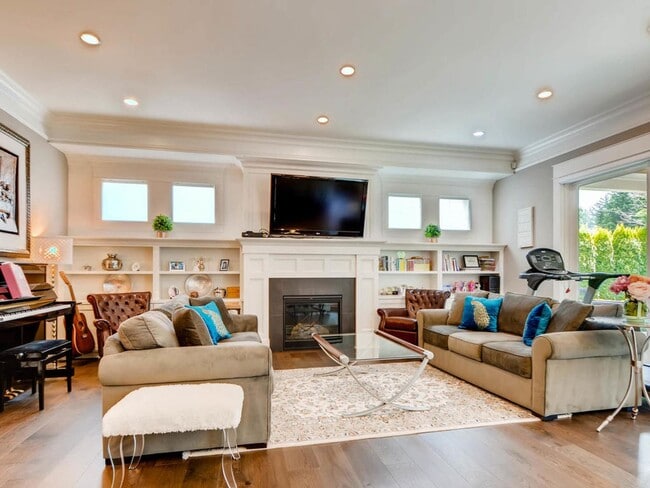 Building Photo - Highly desirable location and floor plan.