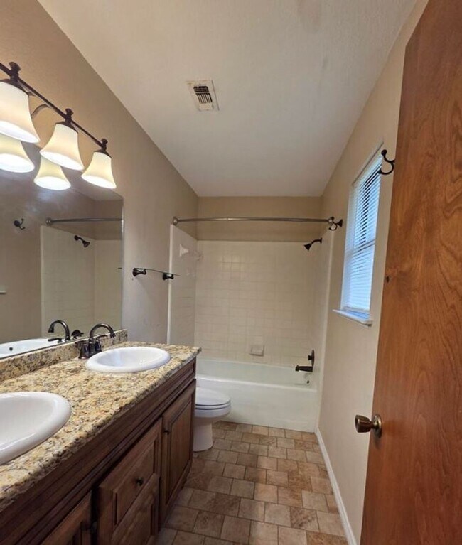 Building Photo - FOR LEASE!!