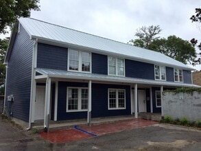 Building Photo - 2 Bedroom 1.5 Bath Townhouse - Downtown Charleston
