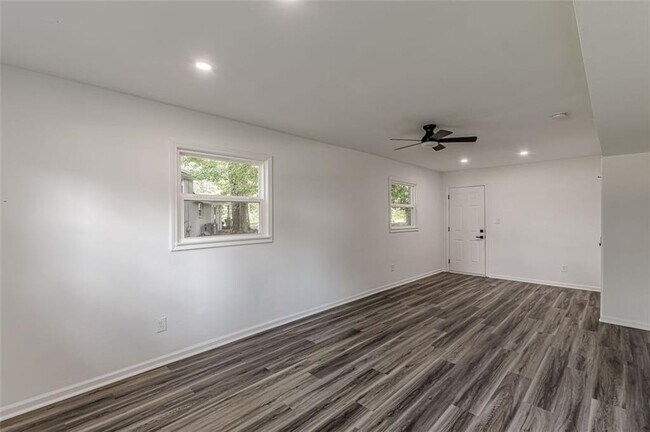 Building Photo - 2352 Glendale Dr