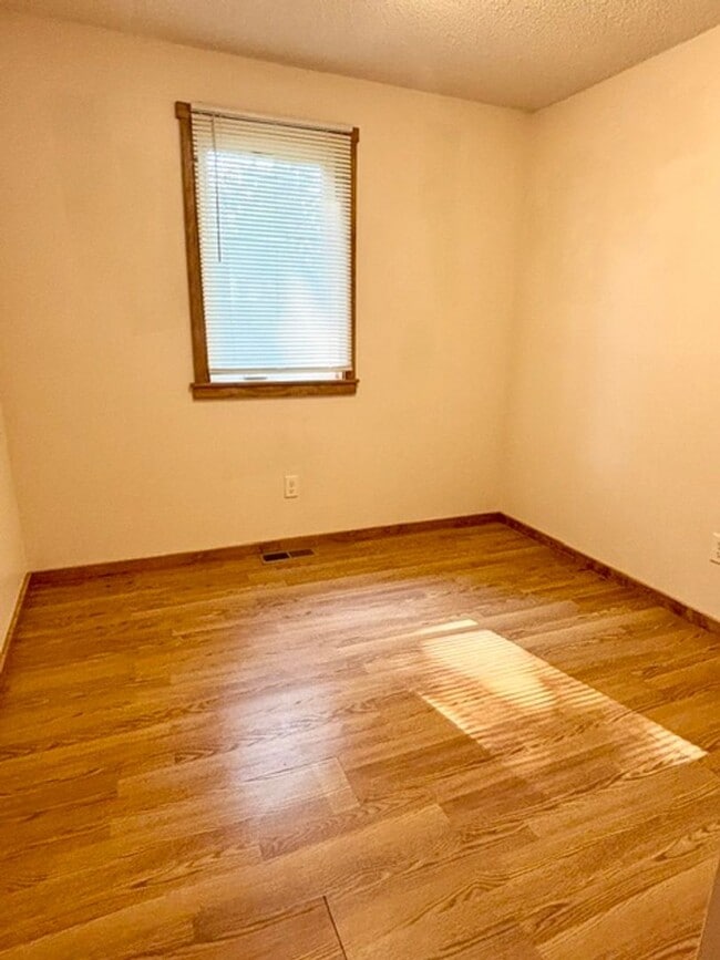 Building Photo - Available Now 2 Bedroom 1 Bath Single Family Home in Waite Park