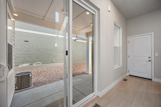 Building Photo - Modern 4 Bedroom, 2 Bathroom Westside Home with Balcony Views of Garden of the Gods!