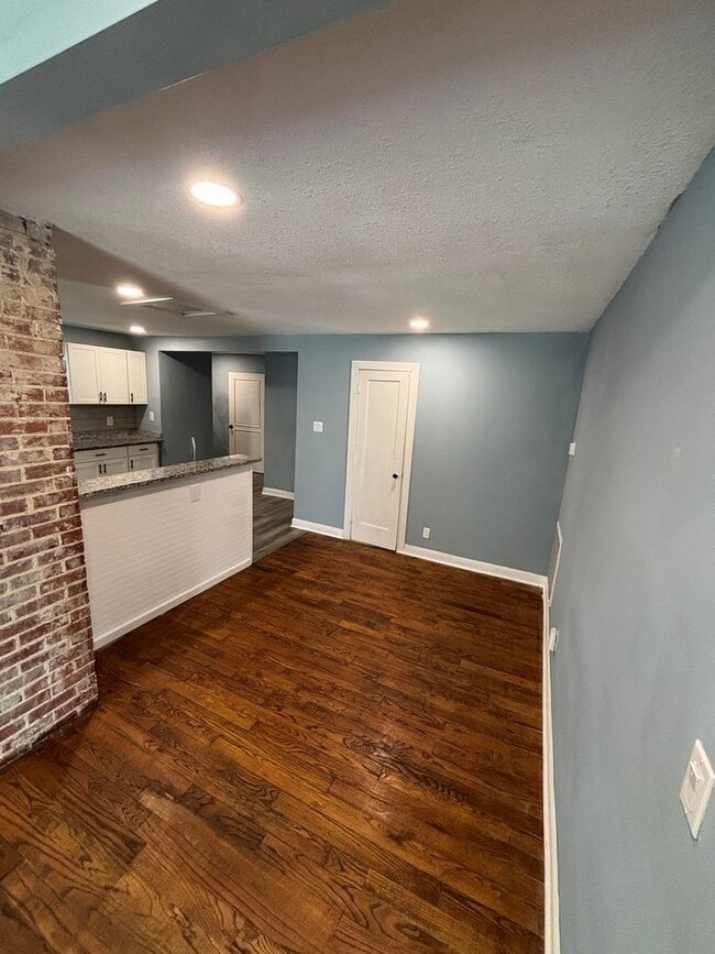 Building Photo - Alcoa Cottage!!